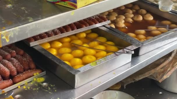 Shree Hari Kolkata Çeşitli Lezzetli Hint Bengali Tatlıları Gulab Jamun — Stok video