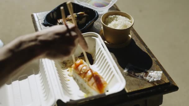 Jíst Sushi Entree Rolku Rýže Úhoř Sashimi Hůlky — Stock video
