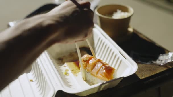 Χαμηλή Γωνία Εμβάπτιση Σάλτσα Σόγιας Sushi Entree Roll Rice Eel — Αρχείο Βίντεο