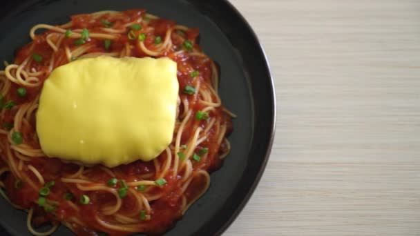 Špagetová Rajčatová Omáčka Hamburkem Sýrem — Stock video