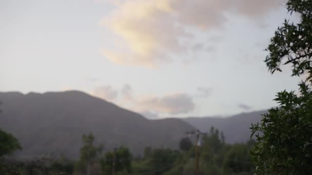 Rack Foco Topa Topa Montanhas Califórnia Nuvens Belo Momento Rosa — Vídeo de Stock