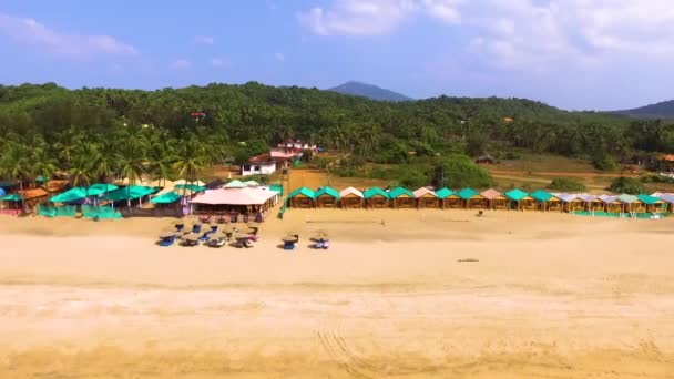 ภาพถ ายโดรนเหน อชายหาดอากอนด สวยงามในโกอา ประเทศอ นเด — วีดีโอสต็อก