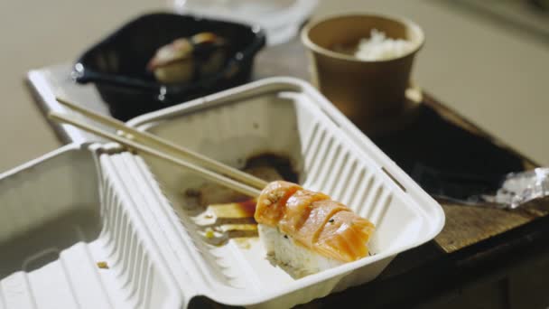 Disparos Lejos Moscas Comida Sushi Entrante Rollo Arroz Anguila Sashimi — Vídeos de Stock