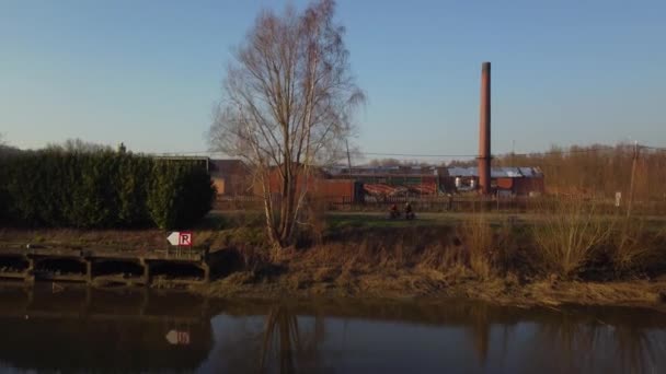 Övergiven Fabrik Komplex Bakom Floden Antenn Uppstigning Utsikt — Stockvideo