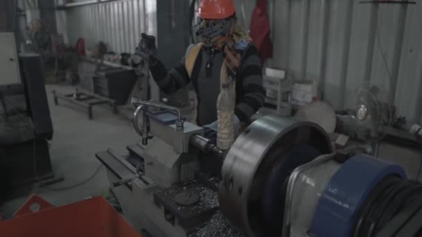 Indyjscy Pracownicy Wykwalifikowani Technicy Sterują Precyzyjną Maszyną Cnc Wiertarką Hutniczej — Wideo stockowe
