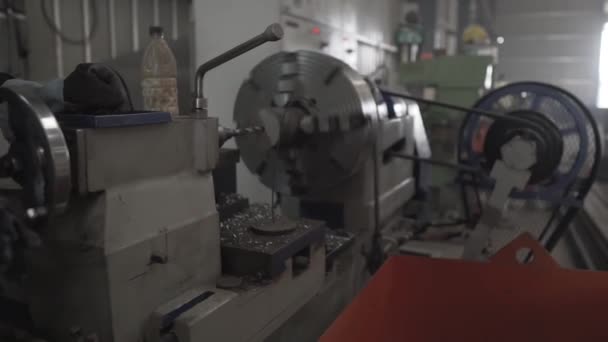 Bohren Von Eisen Metall Auf Cnc Präzisionsmaschine Metallbearbeitungsindustrie Konzept Cnc — Stockvideo