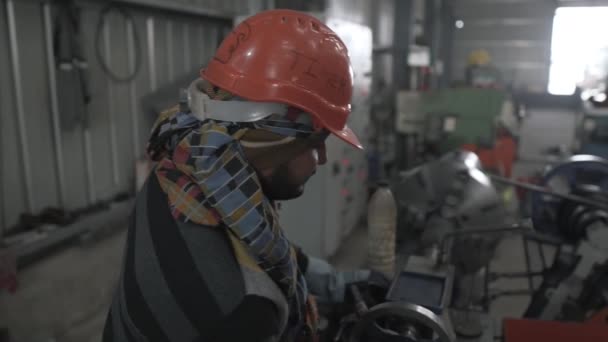 Hindistan Işçi Sınıfı Cnc Mekanik Hassasiyet Makinesini Kontrol Ediyor Metalurji — Stok video