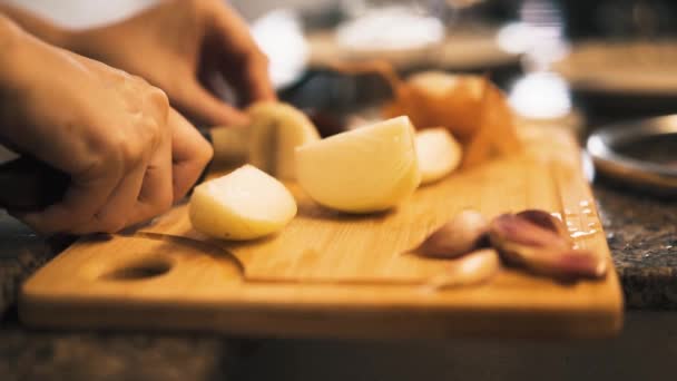Kadın Aşçı Mutfakta Tahta Kesme Tahtasıyla Soğan Doğruyor — Stok video