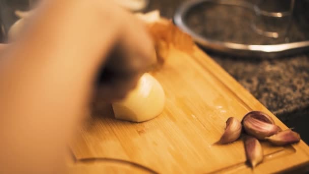 Manos Con Cuchillo Afilado Cortando Cebollas Una Tabla Cortar Madera — Vídeos de Stock