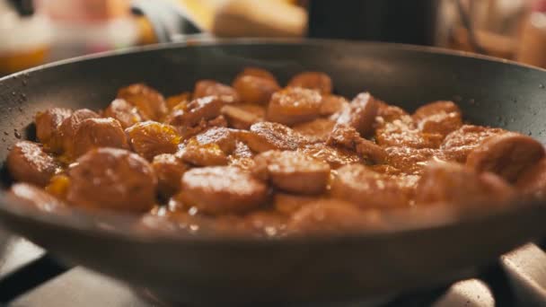 Cocinar Salchichas Vegetarianas Crudas Hirviendo Una Sartén Cerca — Vídeo de stock