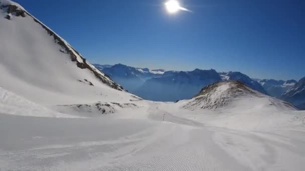 山の中の捨てられたスキー場にスキーで降下し — ストック動画