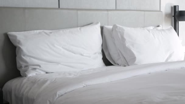 Гостиничный Сервис Концепции Экономка Человек Организовать Подушку Кровати Белым Полотном — стоковое видео