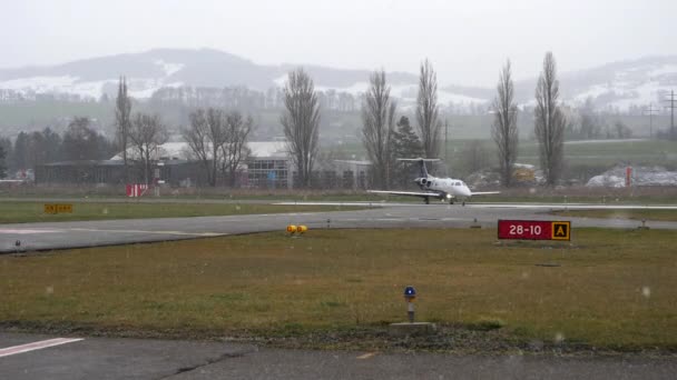 Μικρό Ιδιωτικό Τζετ Vacating Runway Ελαφρύ Χιόνι Altenrhein Αεροδρόμιο — Αρχείο Βίντεο