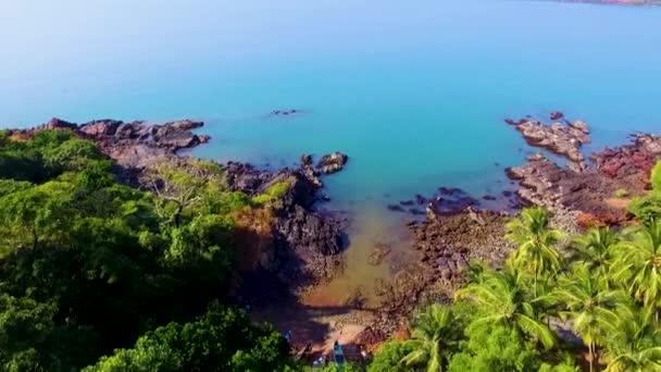 在印度南果阿的Cabo Rama 一架美丽的无人驾驶飞机拍下了海里的岩石 — 图库视频影像
