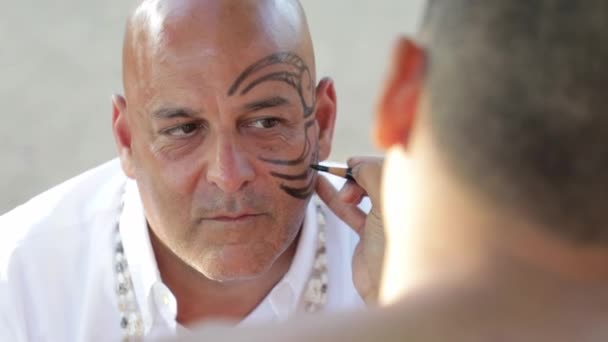 Bald Man Being Painted Traditional Face Painting Close Hawaii — Vídeo de Stock