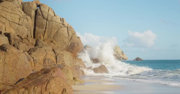 Waves Crashing Rocky Island Landscape White Sand Porthcurno Beach Cornwall — ストック動画