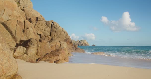 Beautiful Tranquil Beach Scene Porthcurno United Kingdom Medium Shot — ストック動画