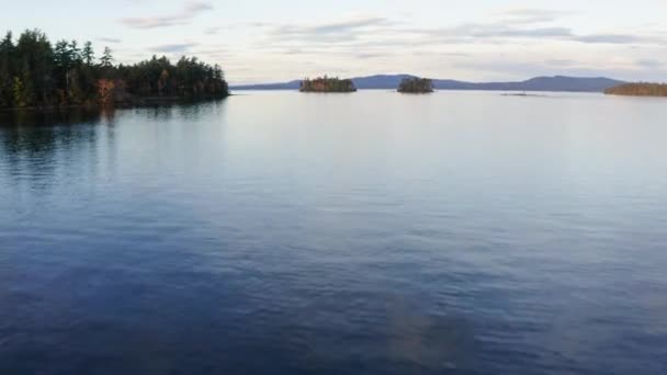 Aerial View Low Tranquil Lake Peak Foliage Season Fall Day — Vídeos de Stock