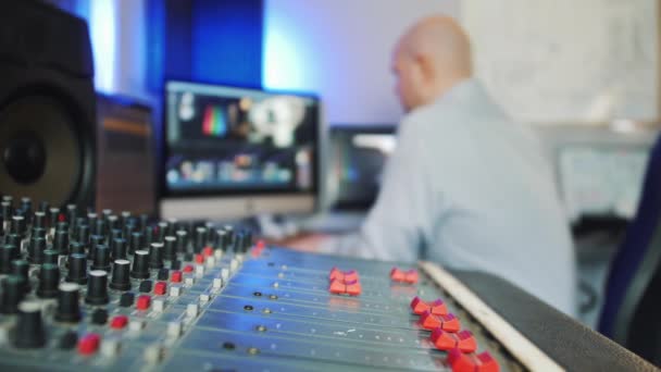 Ein Mann Der Einem Tonstudio Als Video Und Audio Editor — Stockvideo