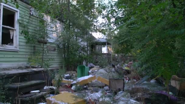 Large Amount Garbage Lies Backyard Dilapidated Chalet Broken Windows Greenery — стоковое видео