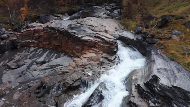 Aerial View Shallow Mountain River Rushing Rocky Riverbed Autumn Tundra — Stock Video