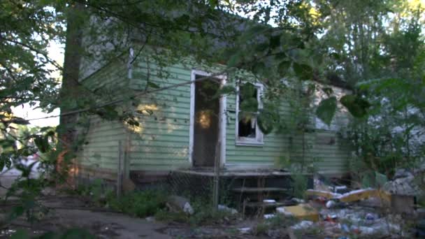 在底特律的绿树成荫的院子里 一座破旧的木头房子 窗户破了 没有门 垃圾成堆 重点转移拍摄 — 图库视频影像