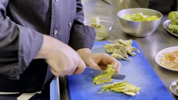 Cortar Verduras Una Cocina Profesional Antes Abrir Restaurante — Vídeos de Stock