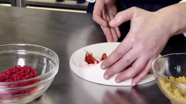 Crumble Rozenblaadjes Een Indrukwekkende Aardbei Ijs Dessert Maken — Stockvideo