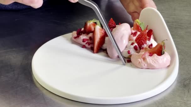 Cook Using Tongs Ultimate Strawberry Dessert Galicia Spain — Vídeos de Stock