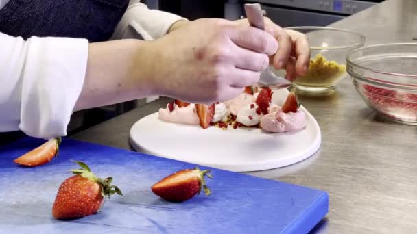 Rozenblaadjes Boven Een Aardbeiendessert Gieten — Stockvideo