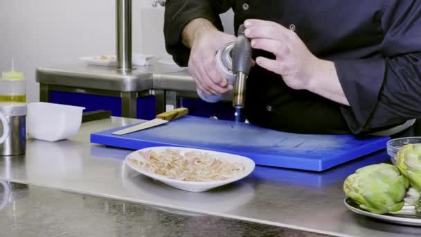 Küchenlampe Kocht Schweineohren Carpaccio — Stockvideo