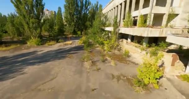 Dron Fpv Pobliżu Opuszczonych Budynków Słonecznym Prypjat Czarnobyl Ukraina Pov — Wideo stockowe