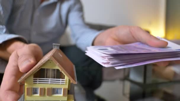 Adamı Kendi Evini 500 Avroluk Banknotları Kaldırıyor — Stok video