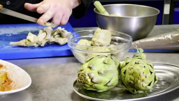 Cook Cleans Knife Cutting Artichokes Hearts — Stockvideo