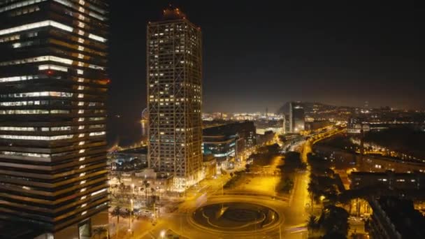 夜のバルセロナ市街地の高層ビル 高層ビル 夜の交通 オフィス 街路灯 ナイトライフ — ストック動画