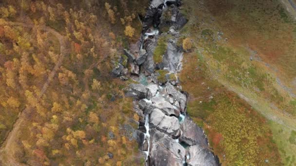 狭い峡谷を駆け抜ける野生の川の空中ビュー 秋の谷はトレイルによって横断されます スローモーション パンフォワード — ストック動画