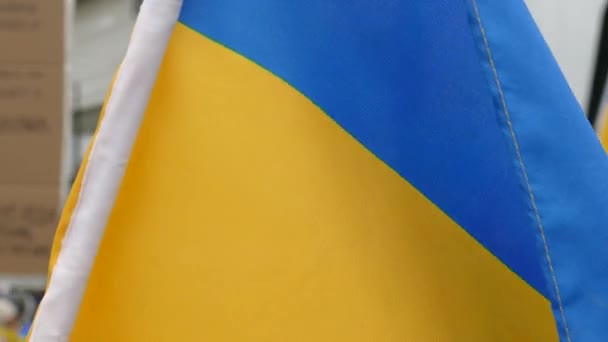 Fechar Bandeira Ucrânia Numa Manifestação Guerra Ucrânia — Vídeo de Stock