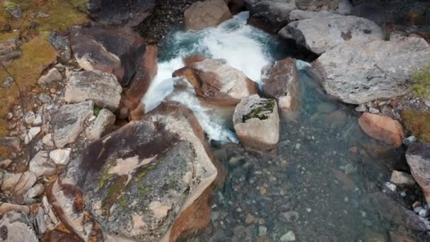 Vista Aérea Del Río Salvaje Cascada Través Del Cañón Rocoso — Vídeos de Stock