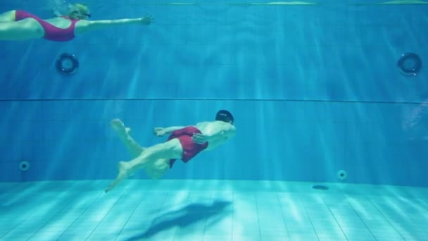 Onderwater Zwembad Paar Vrienden Rood Badmode Duiken Het Water Slow — Stockvideo