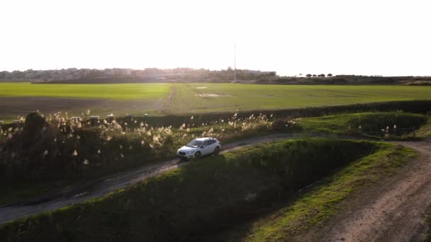 Testování moderního bílého terénního auta na venkově v Izraeli. Letecký pohled