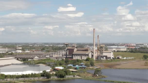 Alte Verlassene Fabrik Mit Hohen Schornsteinen Auf Brachliegendem Land Rundumblick — Stockvideo