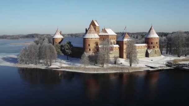 Trakai Şatosunun Güneşli Bir Havada Kış Mevsiminde Insansız Hava Aracı — Stok video