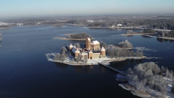 Trakai Şatosunun Güneşli Bir Havada Kış Mevsiminde Insansız Hava Aracı — Stok video
