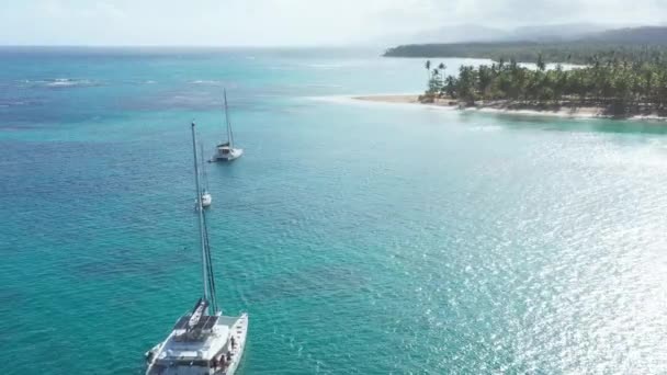 Lyxiga Båtar Ankrade Playa Punta Popy Las Terrenas Dominikanska Republiken — Stockvideo