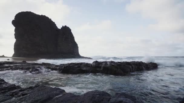 Slow Motion Schilderachtige Zeegezicht Oceaan Golven Crashen Lava Rotsformatie Cofete — Stockvideo