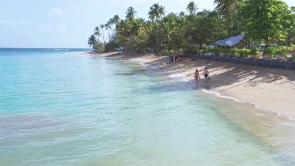 Touristen Spazieren Entlang Der Playa Punta Popy Las Terrenas Der — Stockvideo