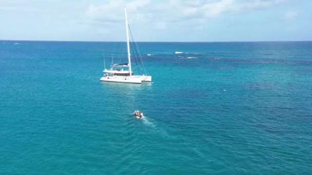 Turist Med Motorbåt Kryssning Till Katamaran För Dykning Blå Karibiska — Stockvideo