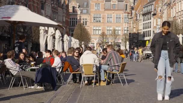 Група Студентів Пабі Просто Неба Oude Markt Стара Площа Панорама — стокове відео