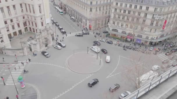 法国巴黎市中心的一个转盘的交通 — 图库视频影像