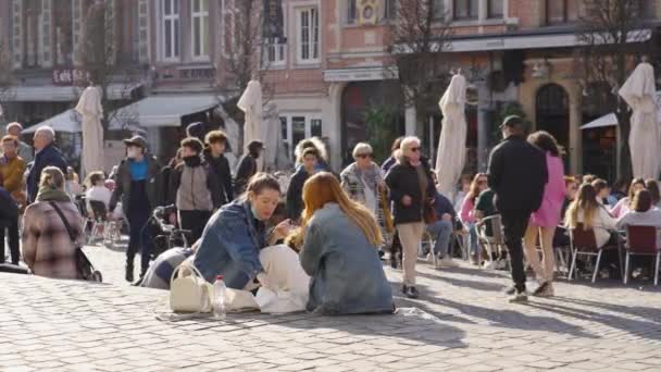 Duas Amigas Comendo Batatas Fritas Belgas Oude Markt Praça Velha — Vídeo de Stock